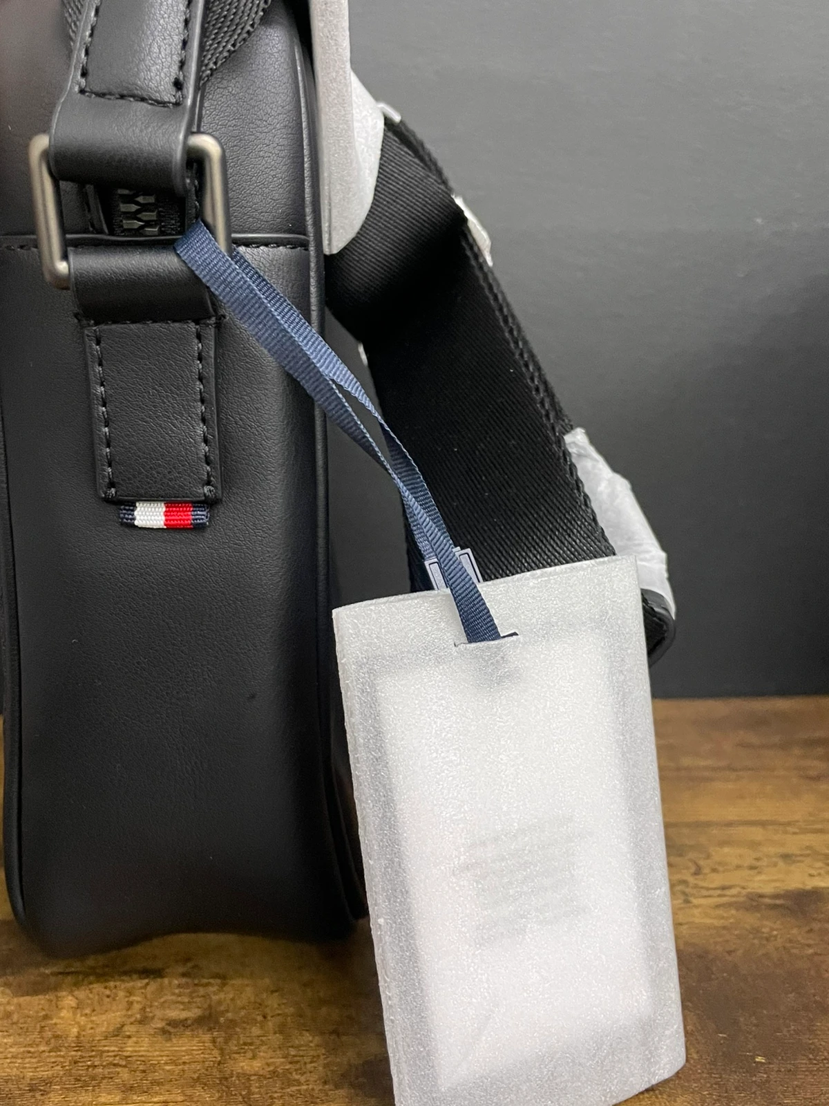 5 Czarna torba na ramię Tommy Hilfiger - obrazek 4