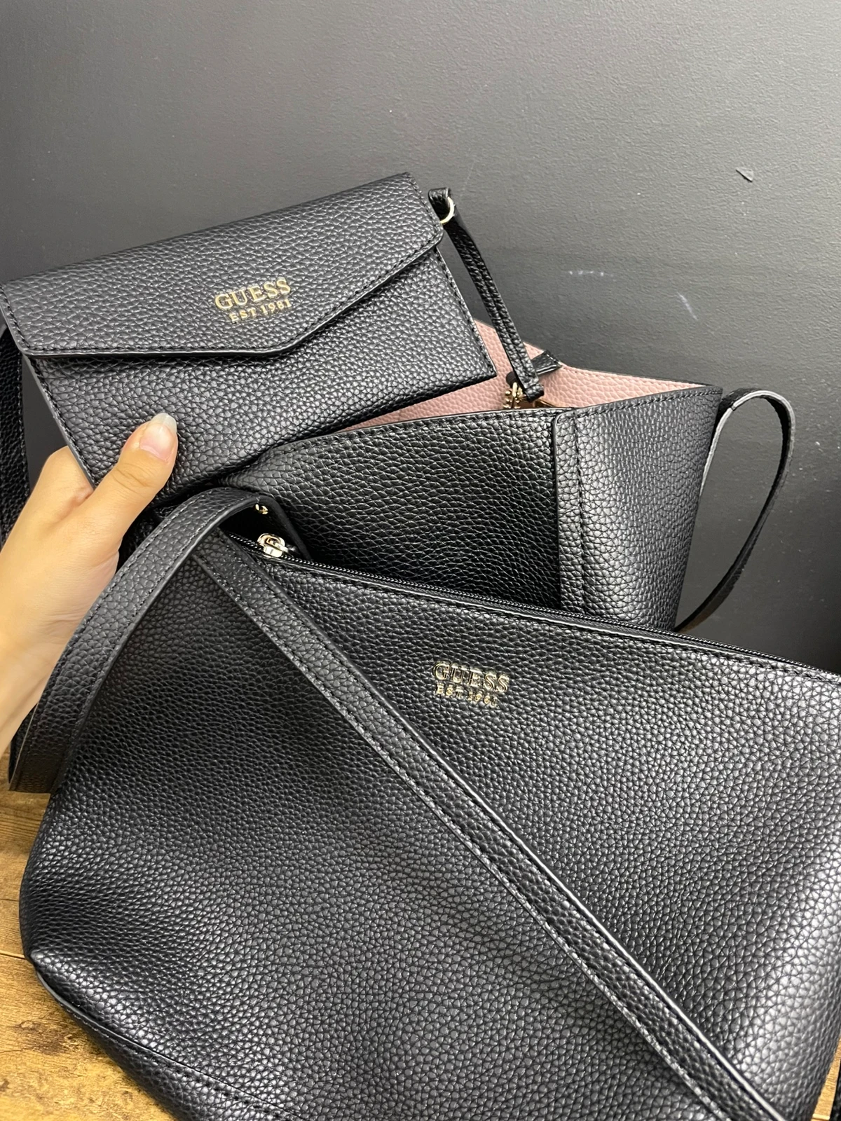 10 czarna torebka Guess Brenton Tote - obrazek 7