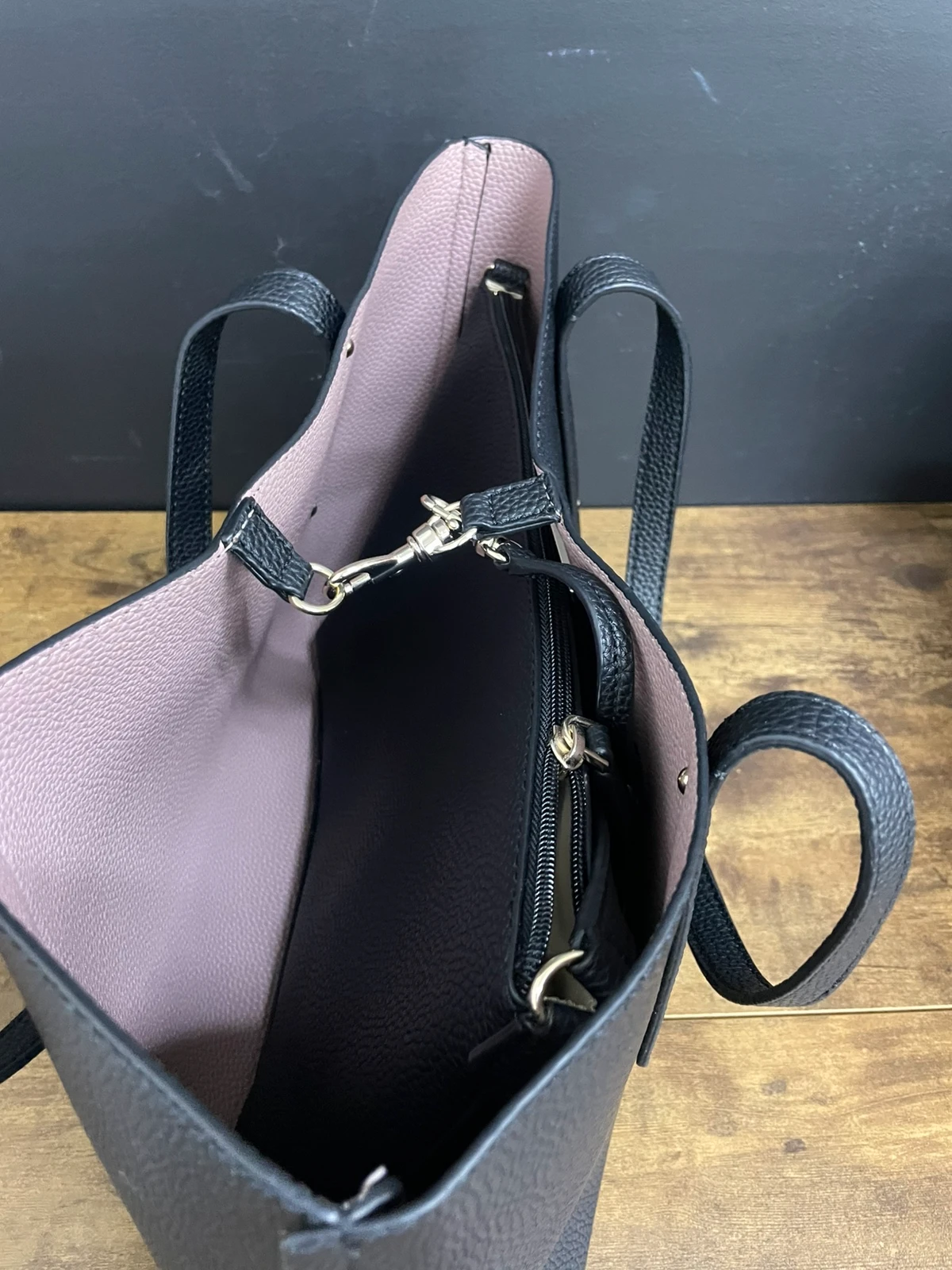 10 czarna torebka Guess Brenton Tote - obrazek 6