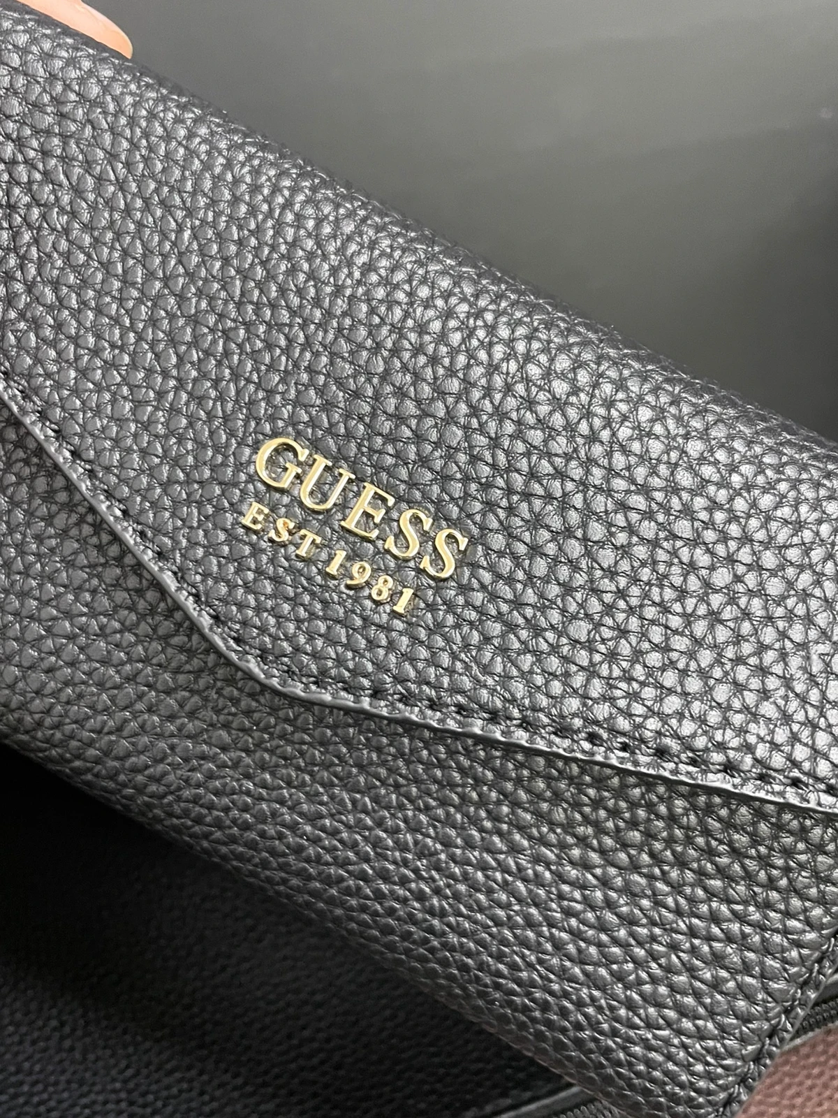 10 czarna torebka Guess Brenton Tote - obrazek 11