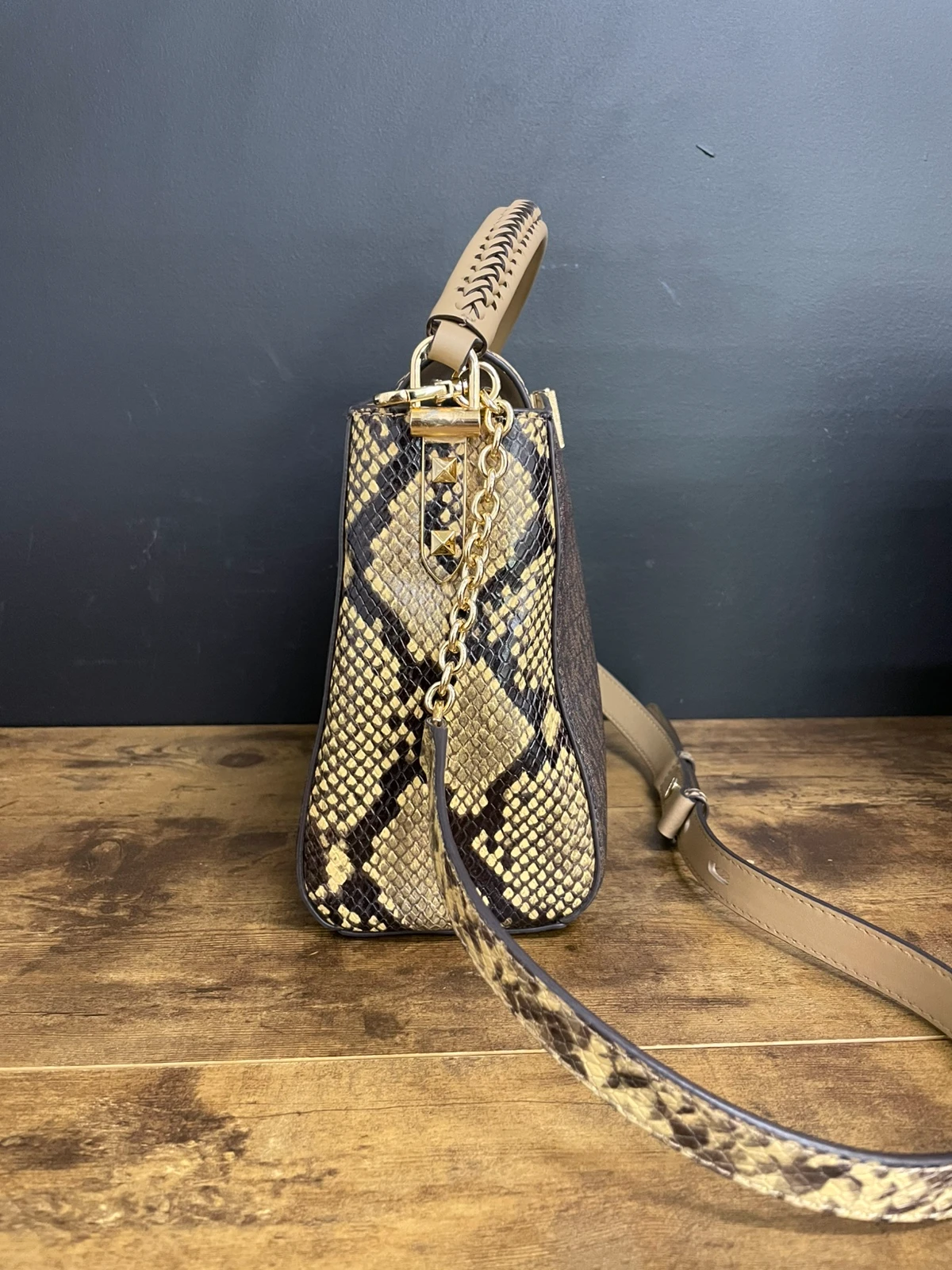 115 Brązowa torebka Michael Kors Karlie - obrazek 2