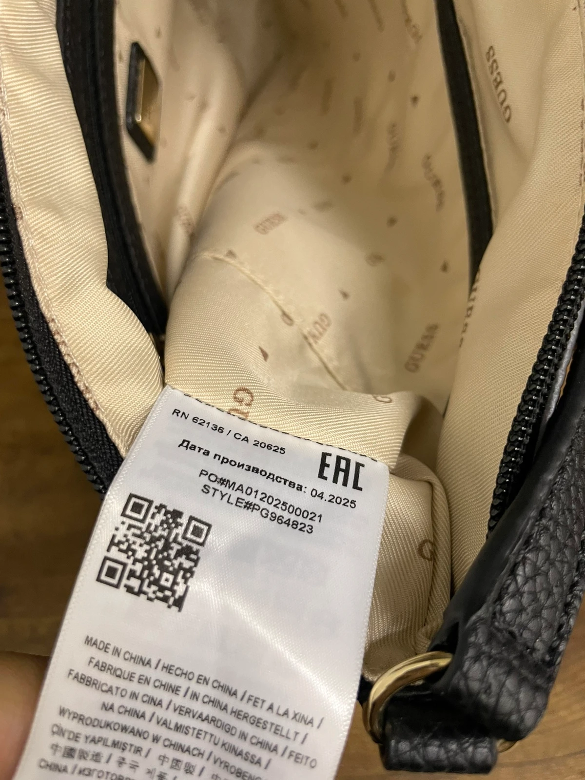 10 czarna torebka Guess Brenton Tote - obrazek 10