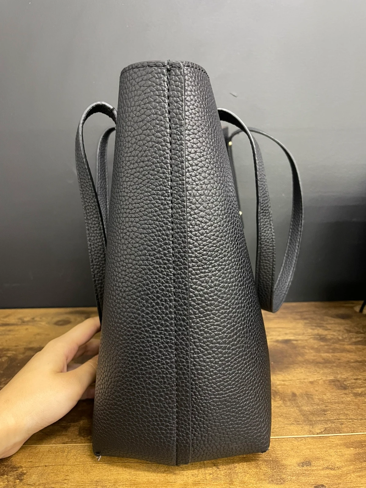 10 czarna torebka Guess Brenton Tote - obrazek 5