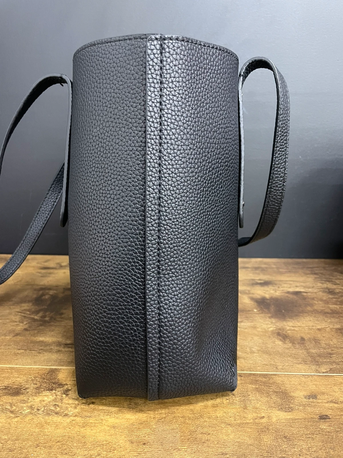 10 czarna torebka Guess Brenton Tote - obrazek 3