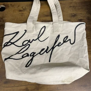 T80 kremowa torba shopper Karl Lagerfeld
