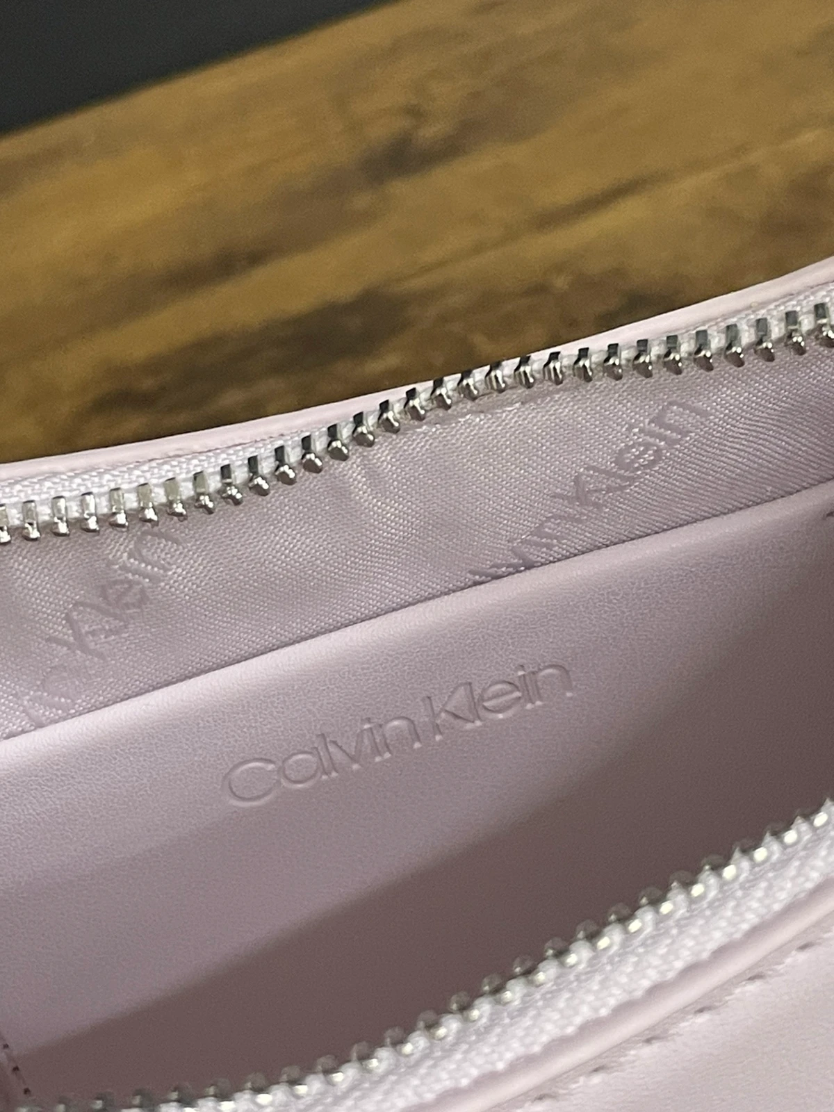 T40 jasnoróżowa torebka Calvin Klein Must Small - obrazek 13