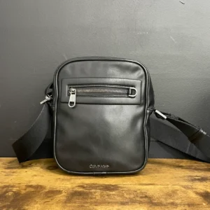 T65 Czarna torebka męska Calvin Klein