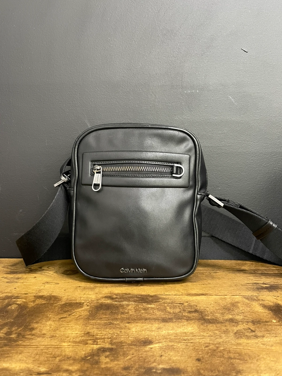 T65 Czarna torebka męska Calvin Klein