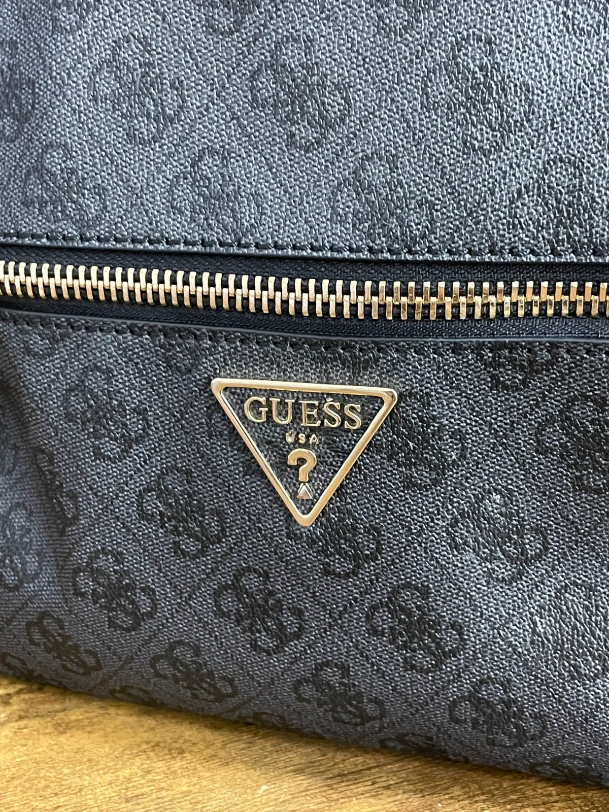 T55 Czarny plecak Guess Manhattan - obrazek 5