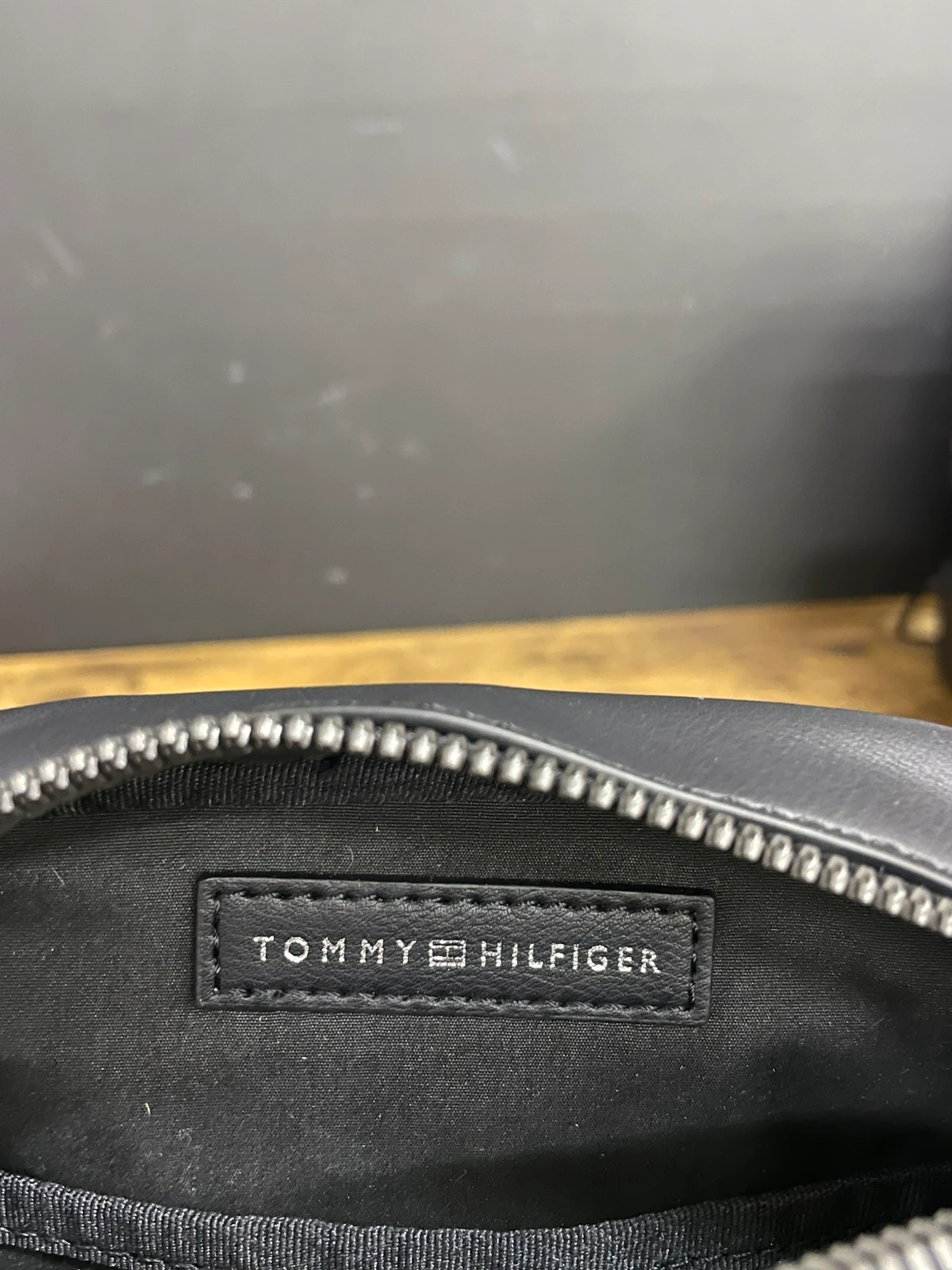 5 Czarna torba na ramię Tommy Hilfiger - obrazek 5
