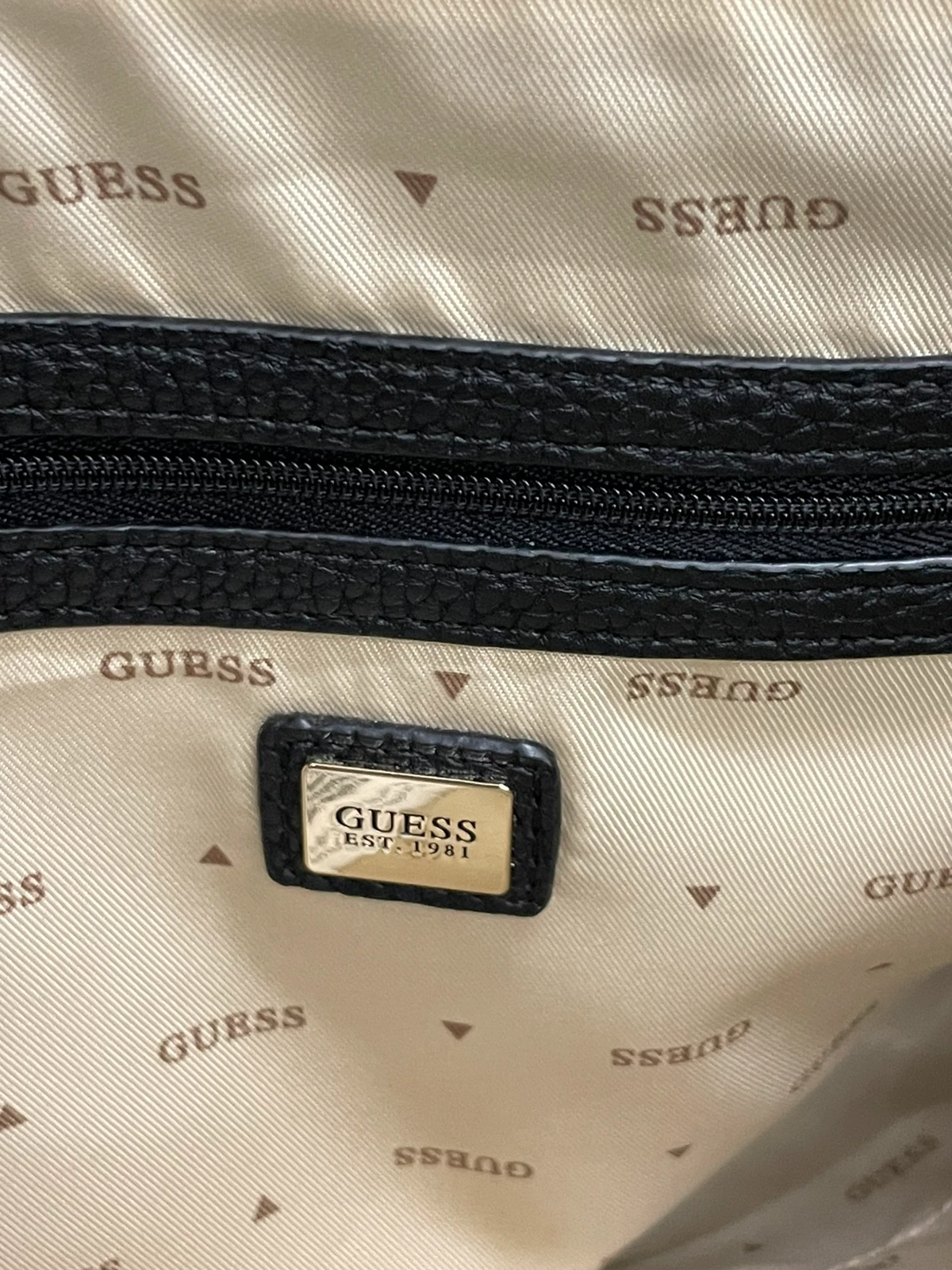 10 czarna torebka Guess Brenton Tote - obrazek 9