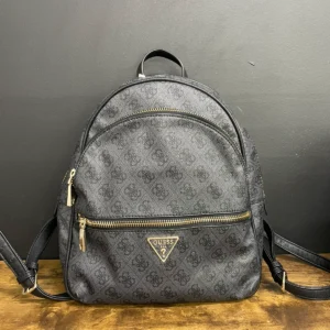 T55 Czarny plecak Guess Manhattan