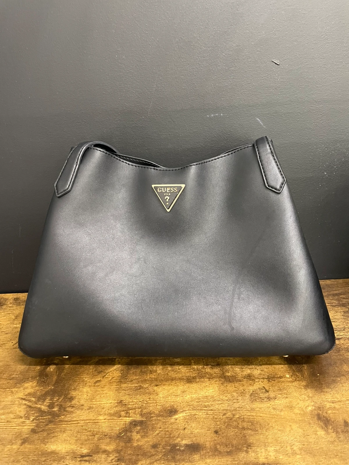 20 czarna torebka Guess Sora Girlfriend Carryall