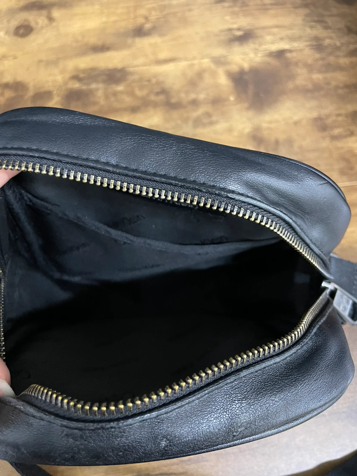 T65 Czarna torebka męska Calvin Klein - obrazek 10