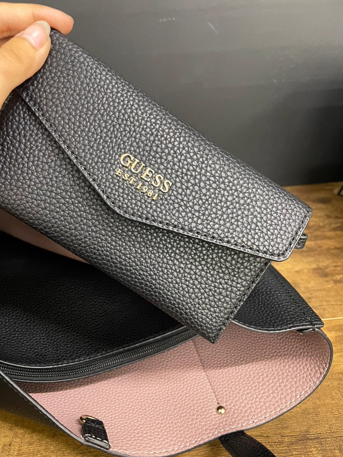 10 czarna torebka Guess Brenton Tote - obrazek 12