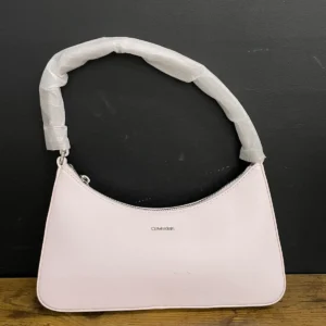 T40 jasnoróżowa torebka Calvin Klein Must Small