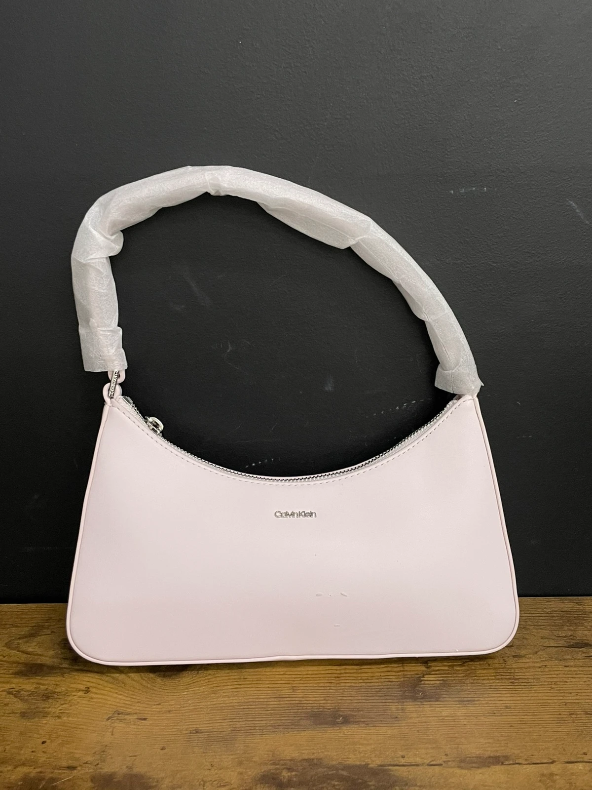 T40 jasnoróżowa torebka Calvin Klein Must Small