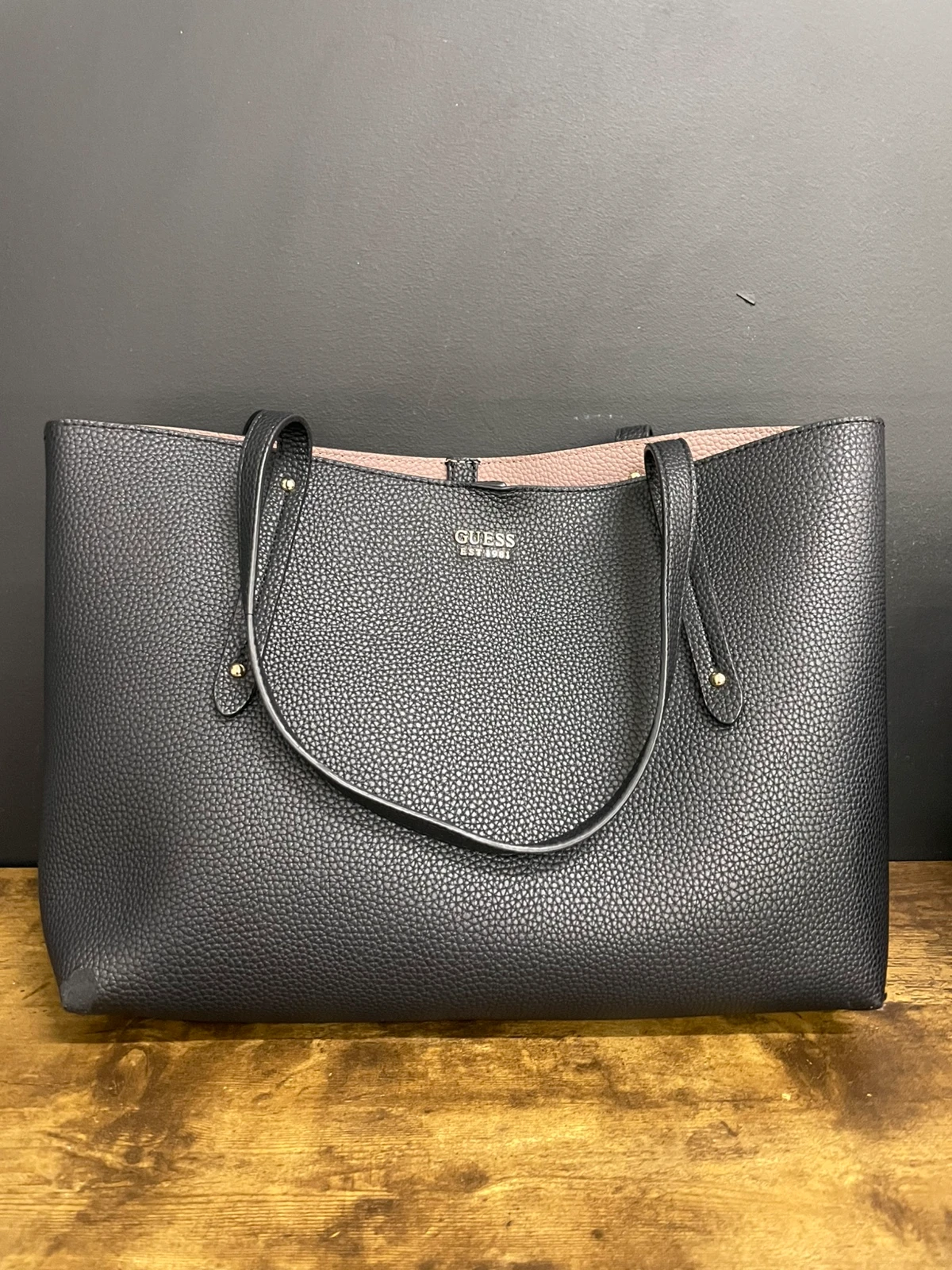 10 czarna torebka Guess Brenton Tote - obrazek 13