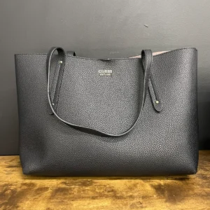 10 czarna torebka Guess Brenton Tote