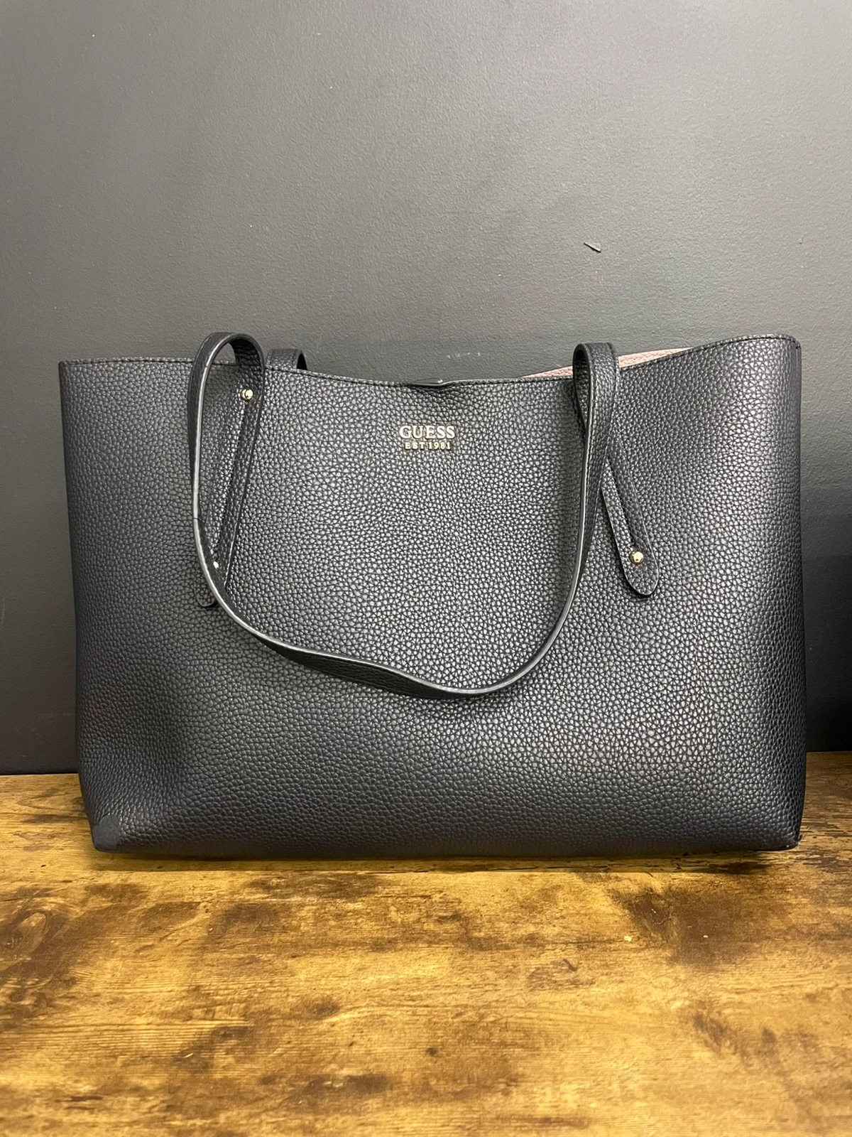 10 czarna torebka Guess Brenton Tote