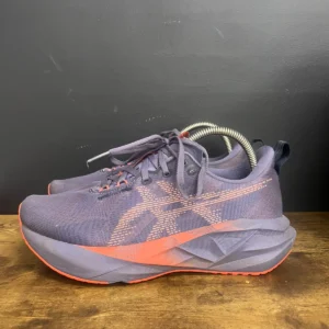 10i Fioletowe buty do biegania Asics Novablast 5, rozmiar 40